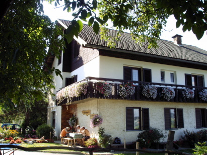 Haus Ambrusch, Frieda + Gustl + Doris