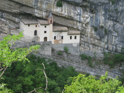 In den Berg gebaut, Einsiedelei Nähe Rovereto In den Berg gebaut, Einsiedelei Nähe Rovereto